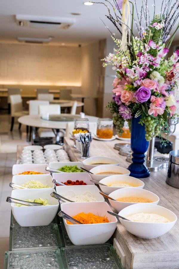 The Airport Courtyard Suvarnabhumi Airport Bangkok Exteriér fotografie A buffet at a hotel