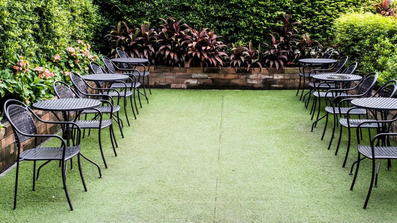 The Airport Courtyard Suvarnabhumi Airport Bangkok Exteriér fotografie The garden at the rear of the house