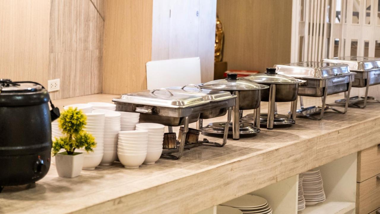 The Airport Courtyard Suvarnabhumi Airport Bangkok Exteriér fotografie A row of chafing dishes