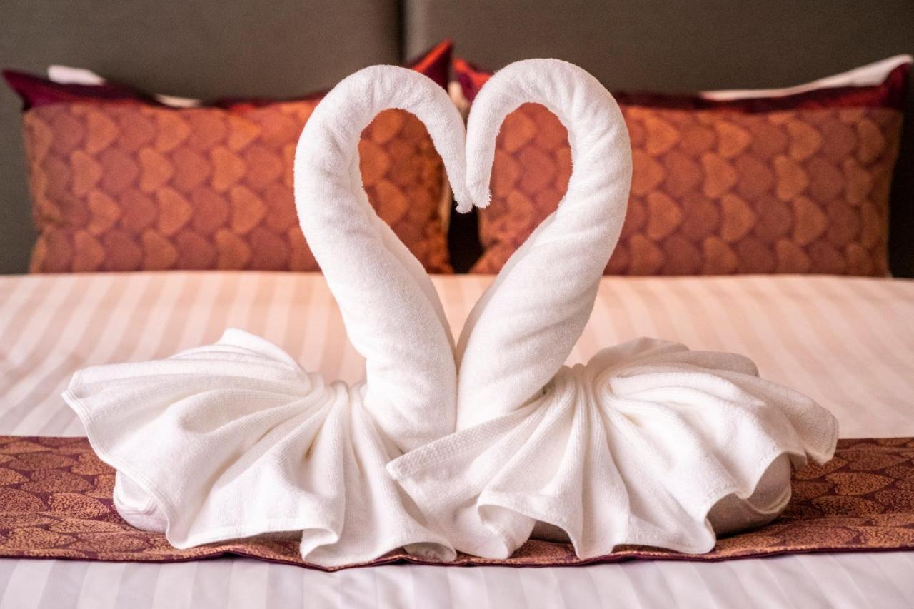 The Airport Courtyard Suvarnabhumi Airport Bangkok Exteriér fotografie Towel swans