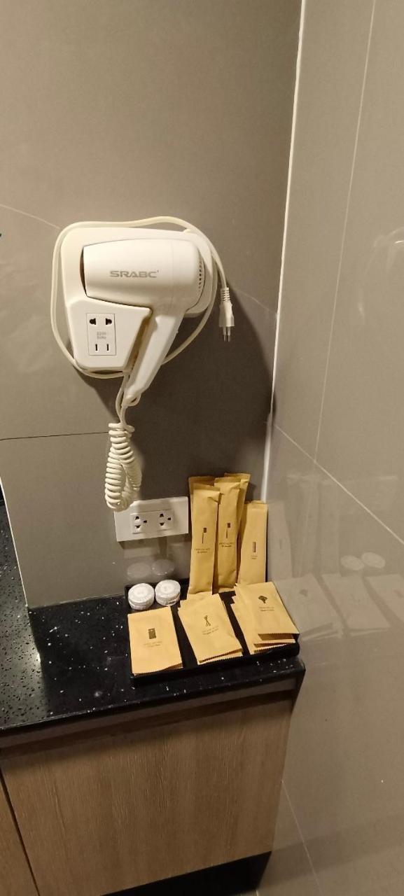 The Airport Courtyard Suvarnabhumi Airport Bangkok Exteriér fotografie A hair dryer in a hotel bathroom